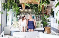 Gold Coast Girl Hangs